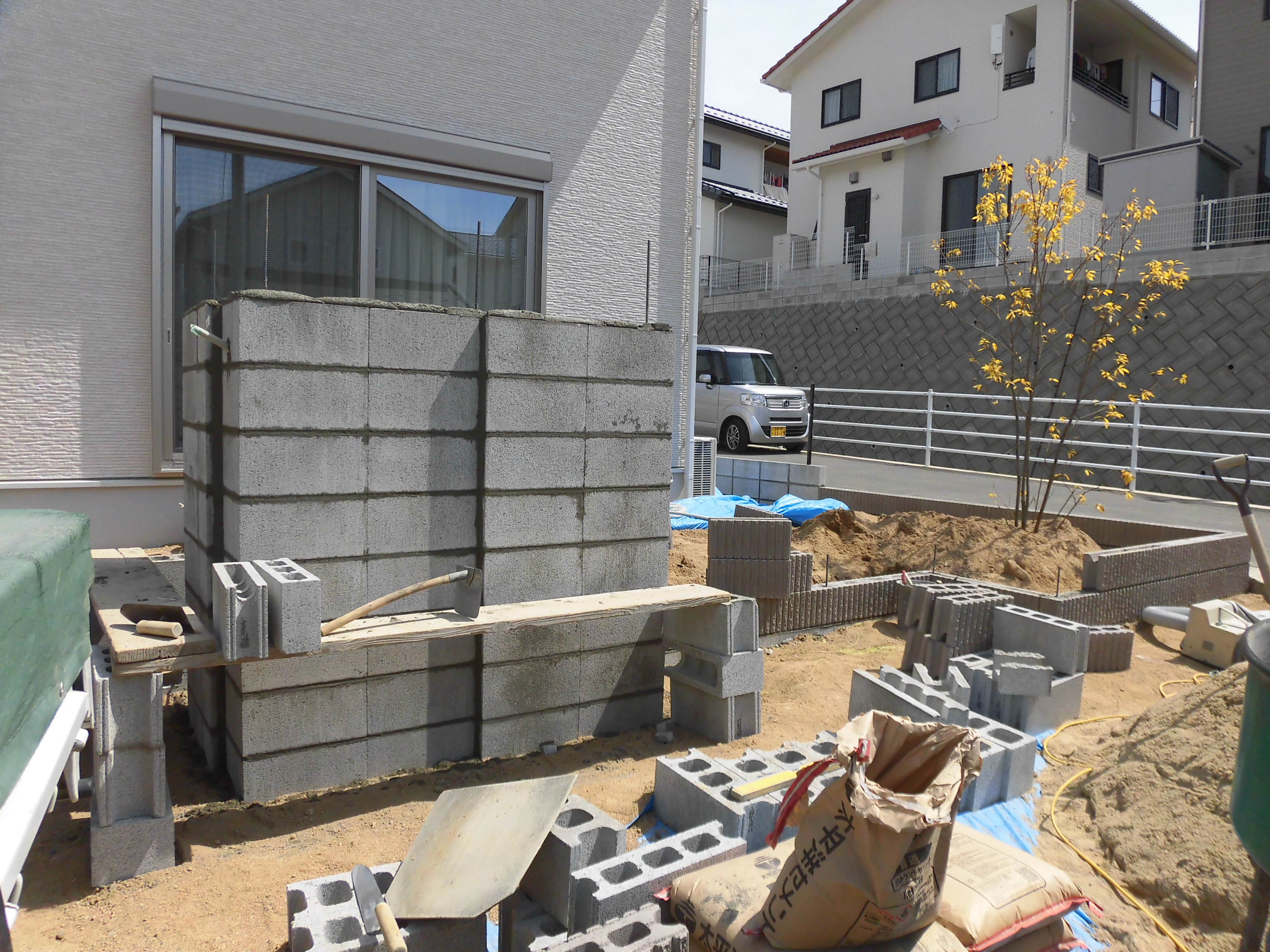 ブロックを積んでいます。　東広島市　Ｈ様邸　新規外構工事　　
