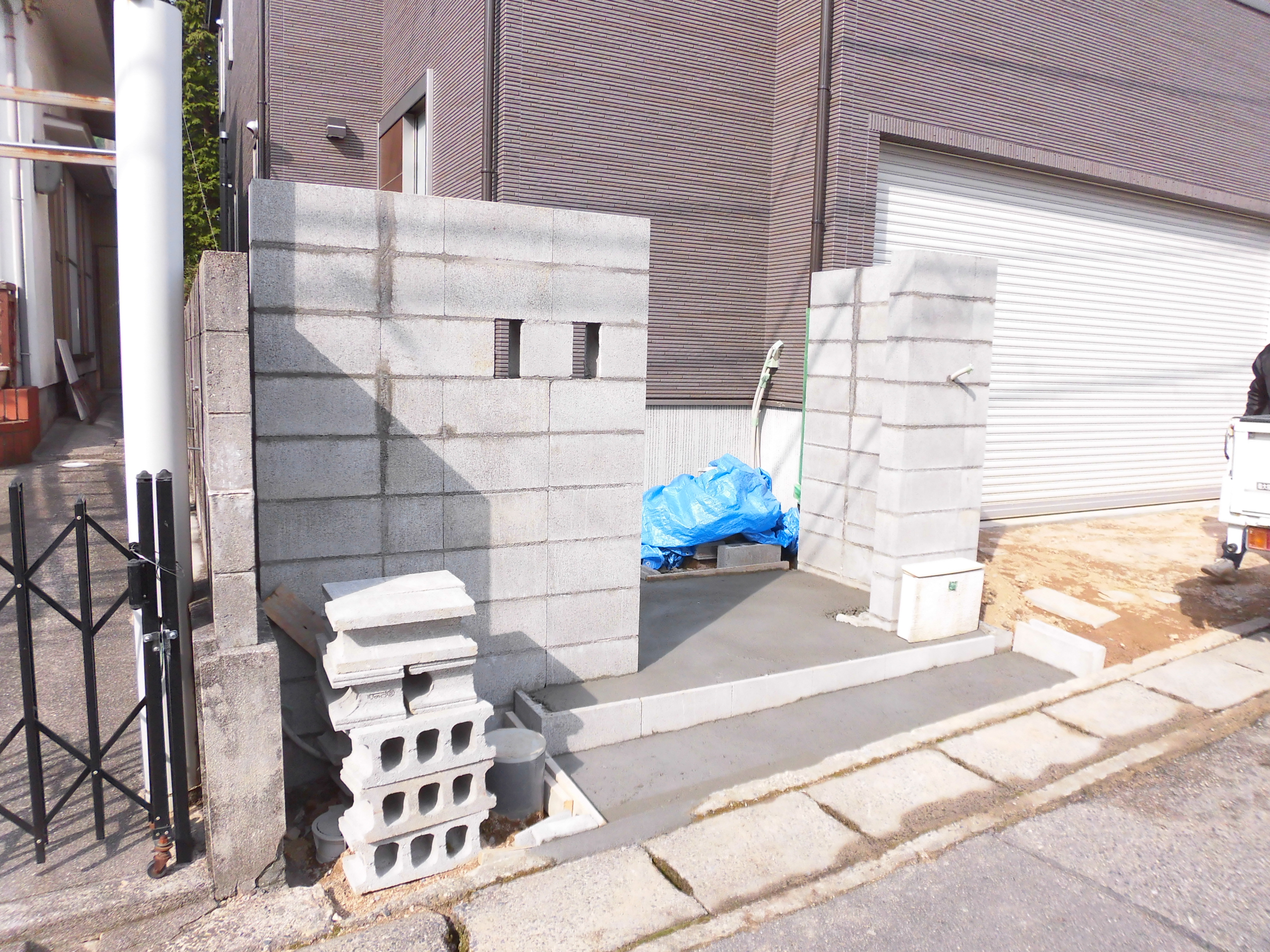 ブロックを積んでいます。　広島市安佐南区　S様邸　新規外構工事