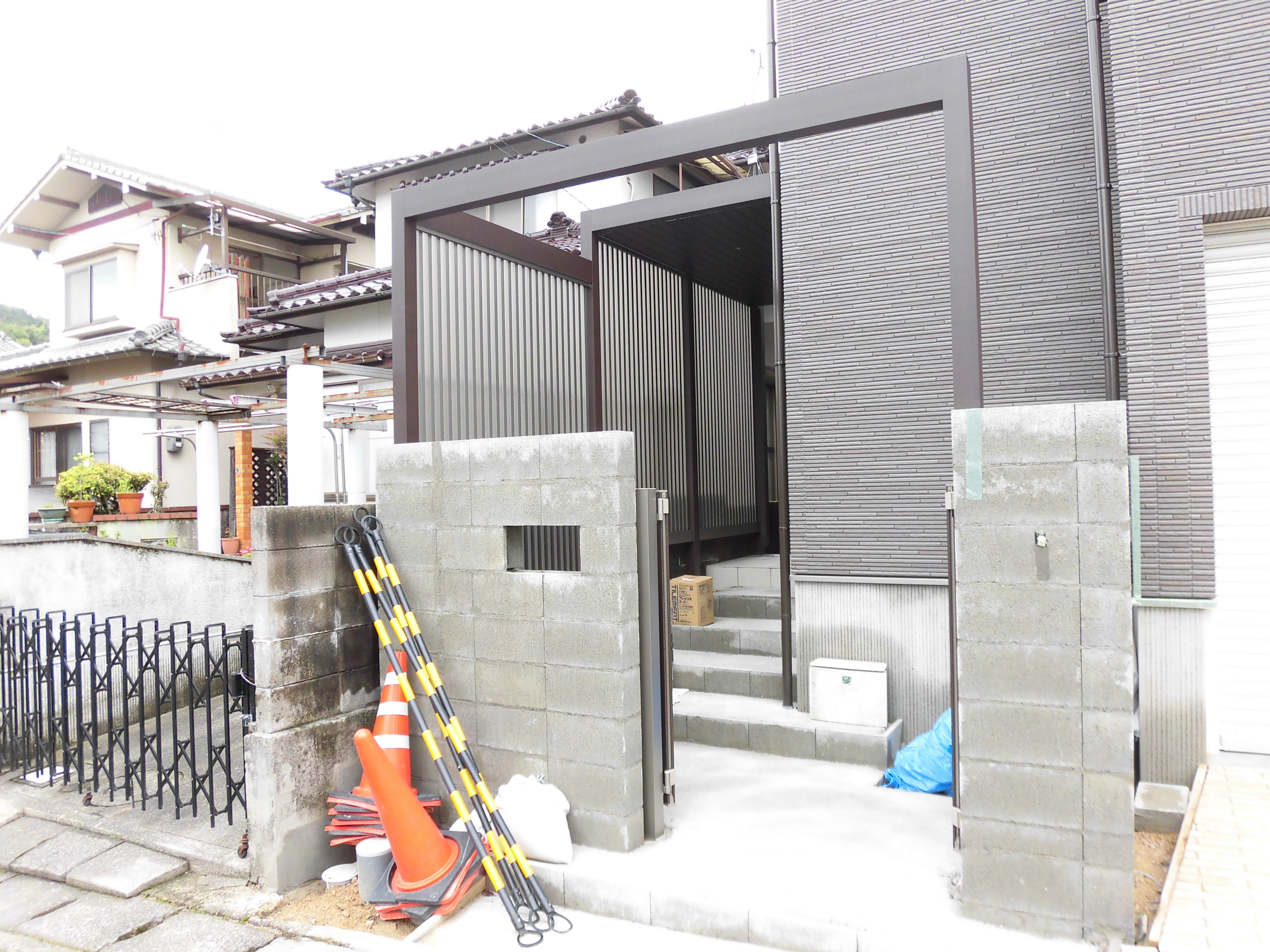 玄関まわり施工中です。　広島市安佐南区　S様邸　新規外構工事