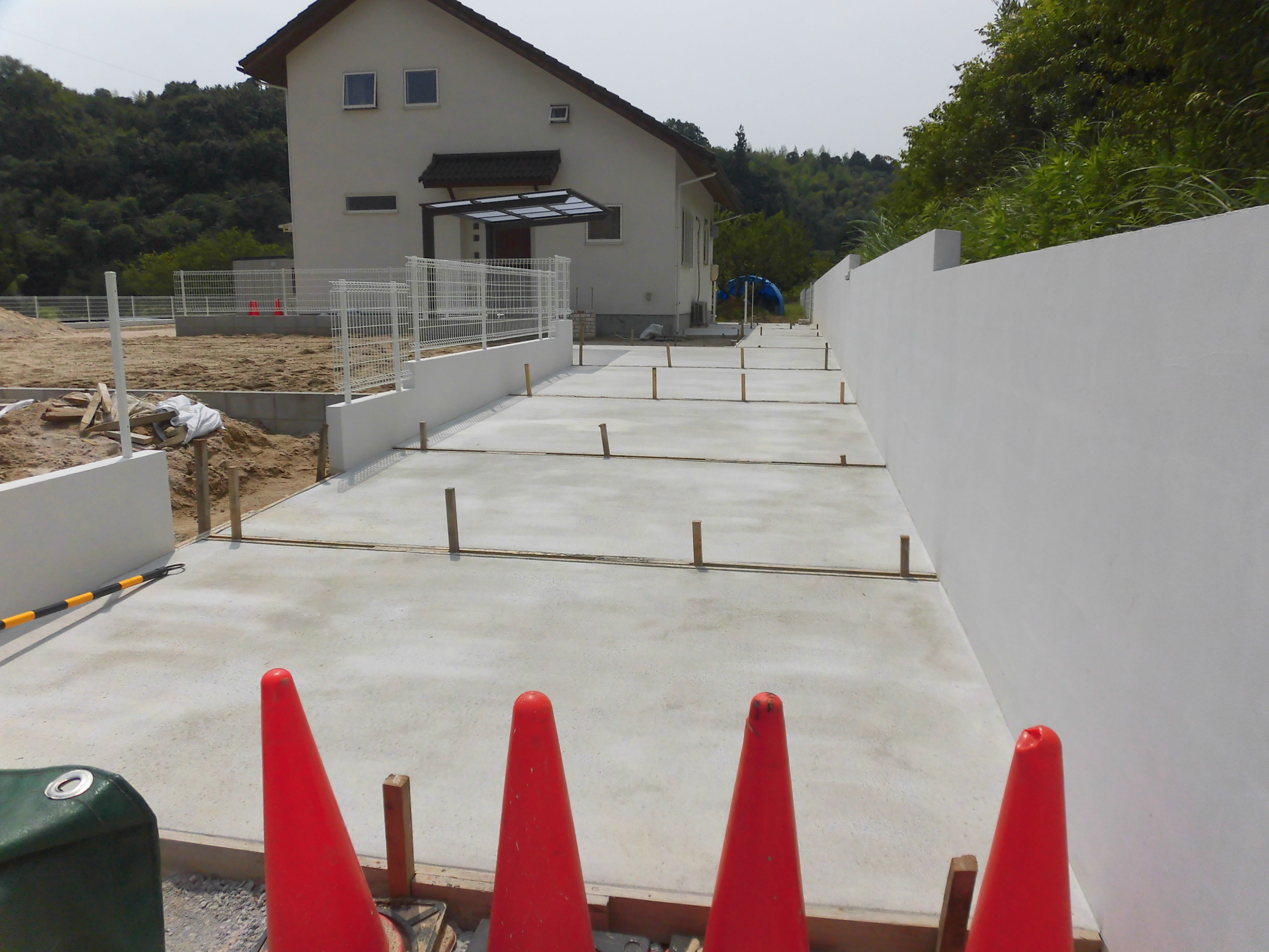 土間コンクリート打ち＆枕木のアプローチができました 廿日市市　D様邸　リフォーム工事