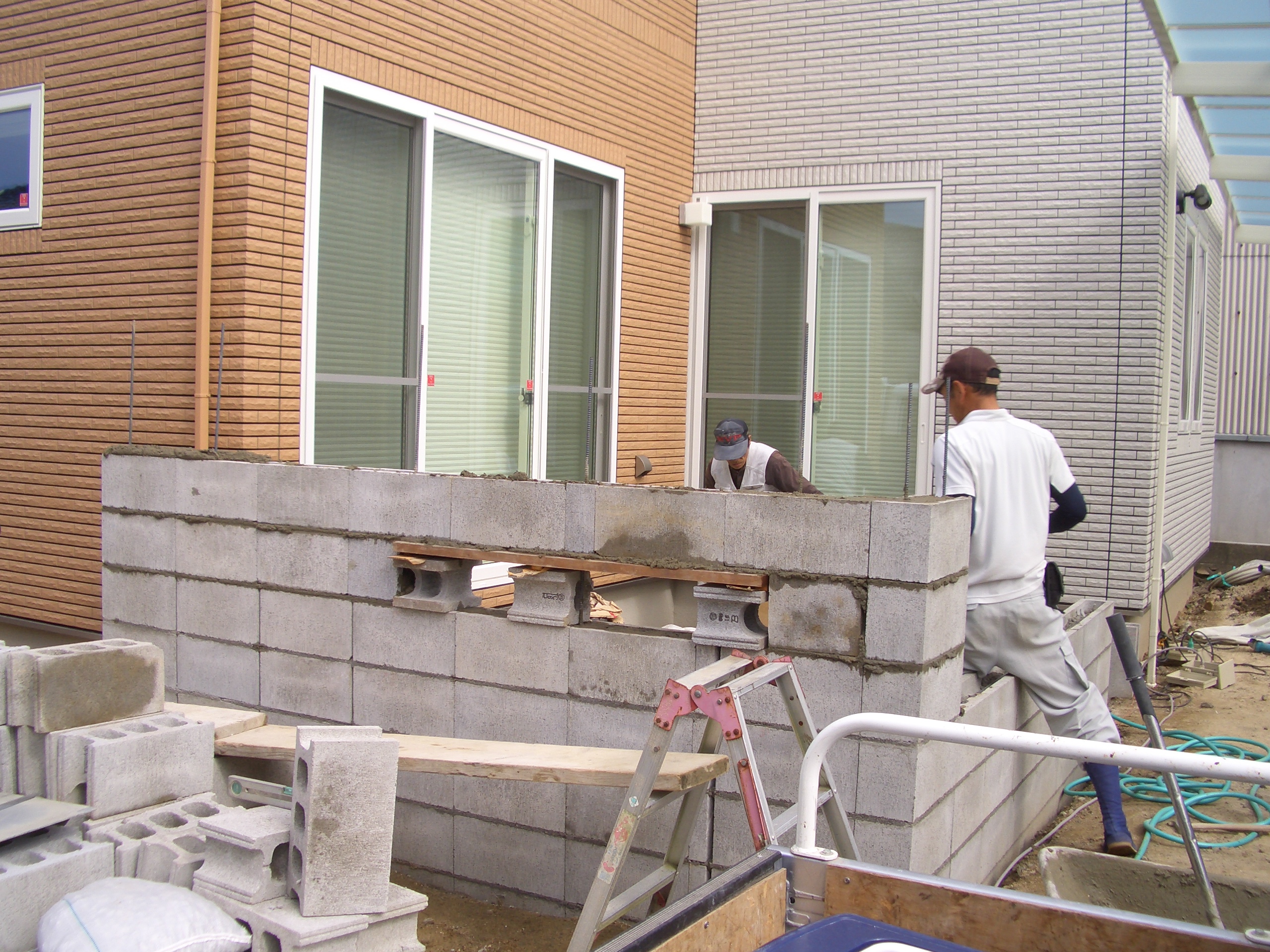 ブロックを積んでいます！　広島市　S様邸　新規外構工事