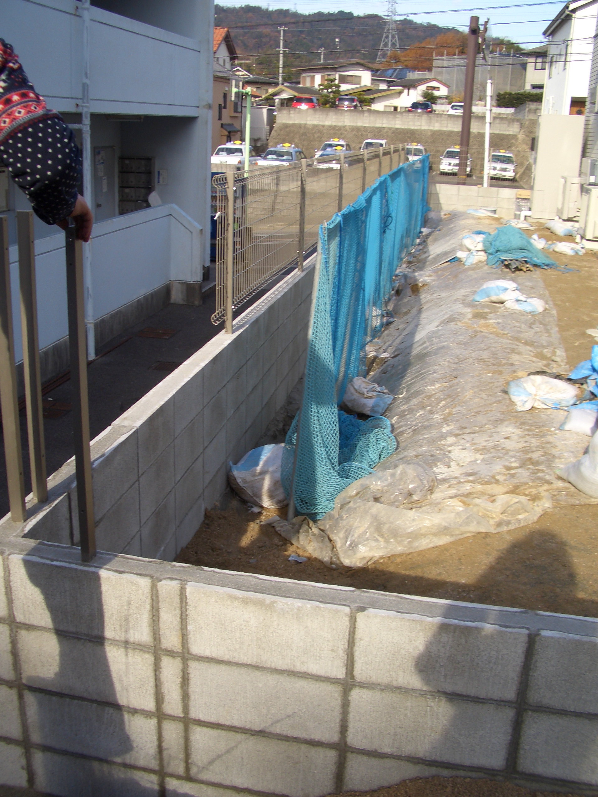 フェンスを取り付けています。　広島市　佐伯区　H様邸　新規外構工事