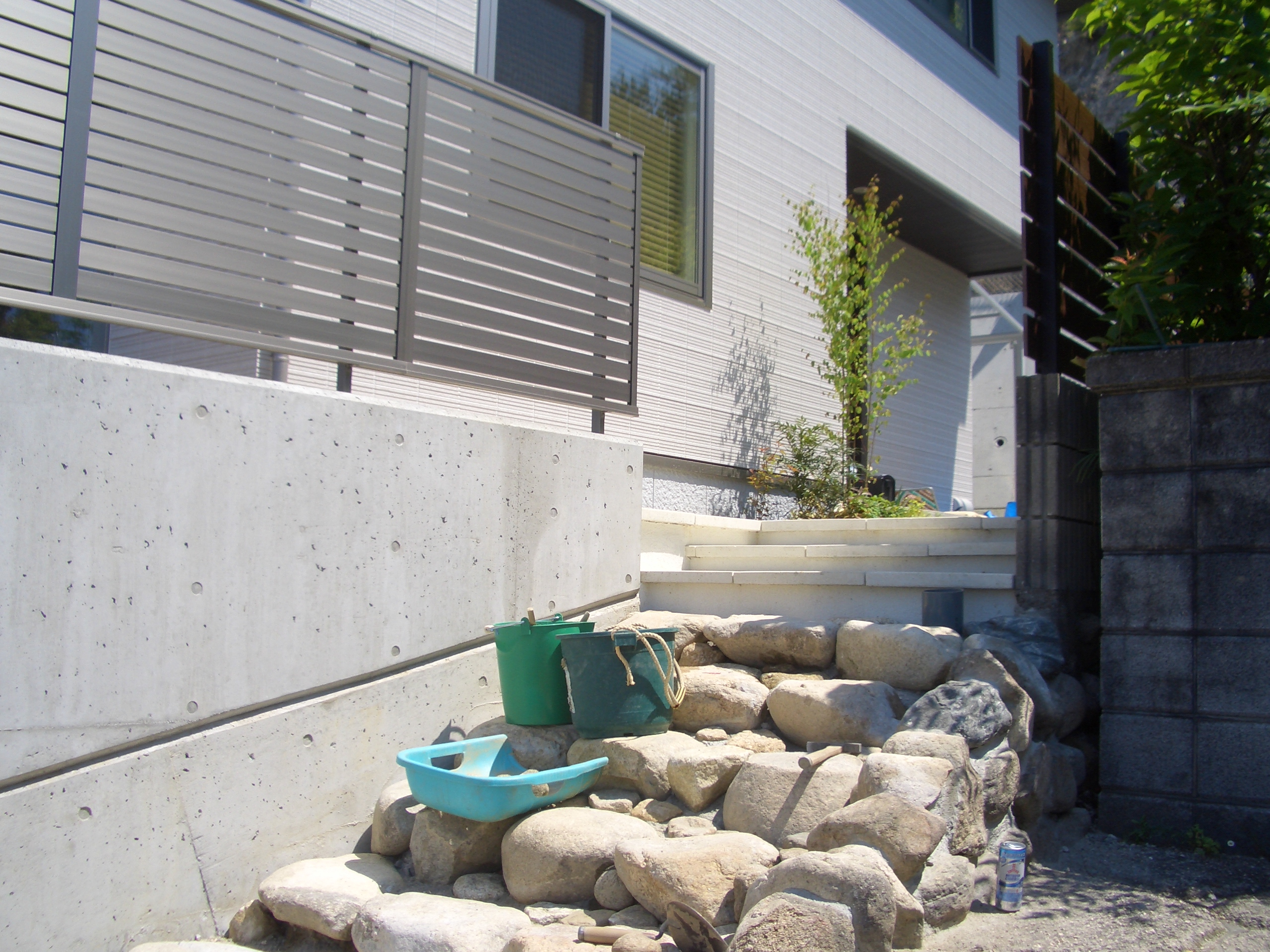 植栽も入り石組みの階段の補修をしました。　廿日市市　Ｂ様邸　新規外構工事