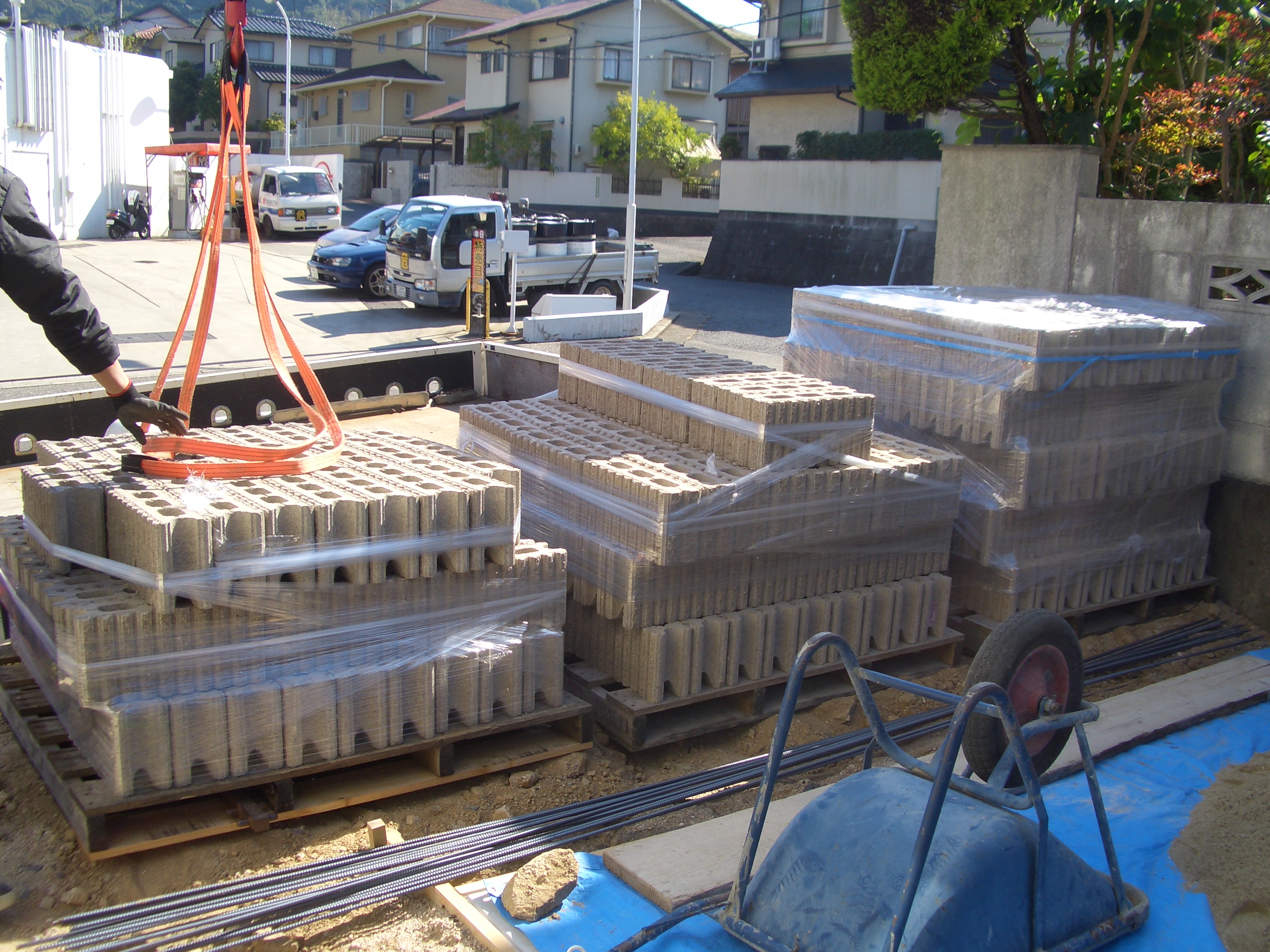 大量のブロックが届きました！　広島市佐伯区　Ｍ様邸　新規外構工事