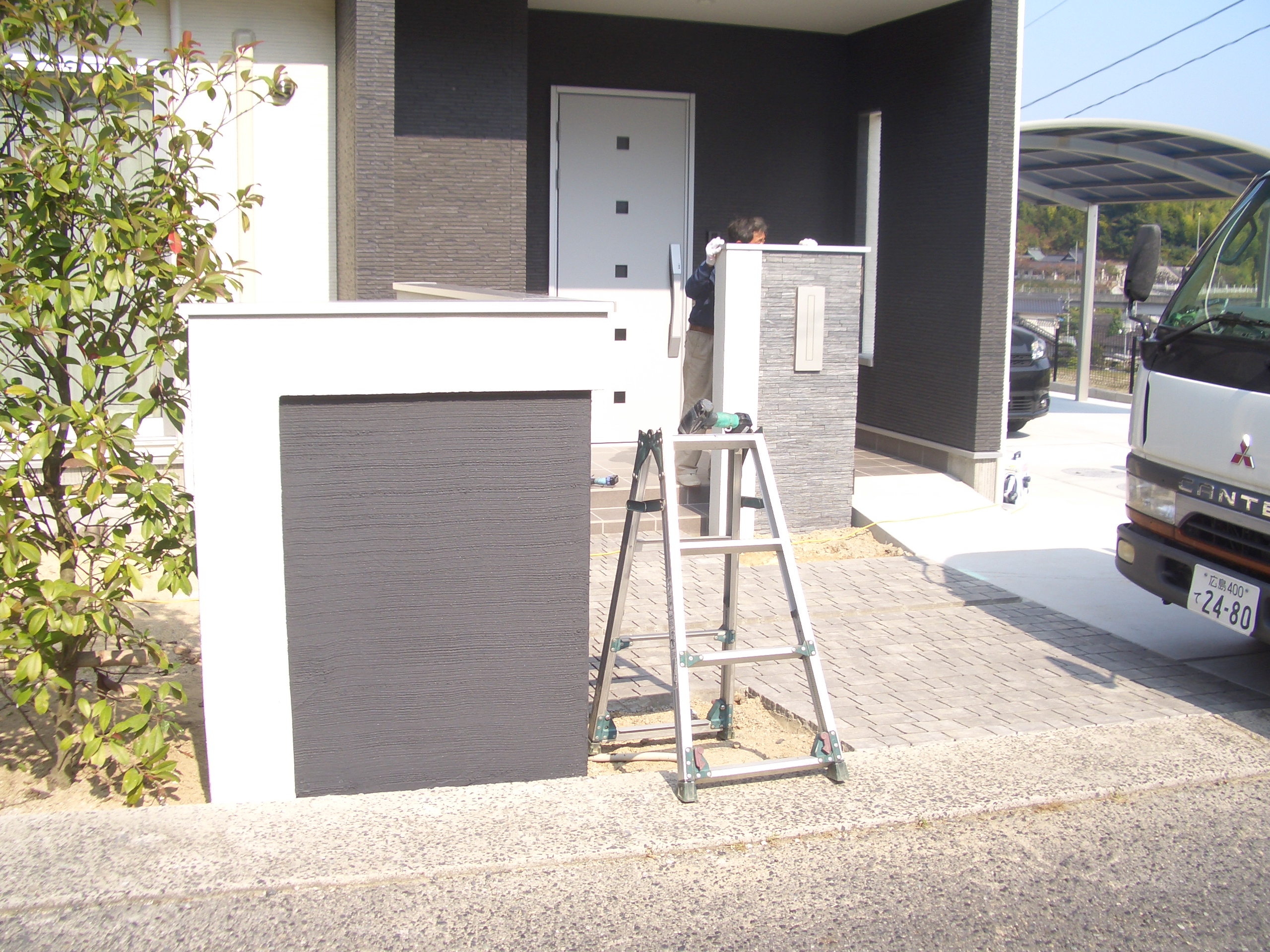 笠木を取り付けています。　広島市安佐南区　Ｈ様邸　新規外構工事