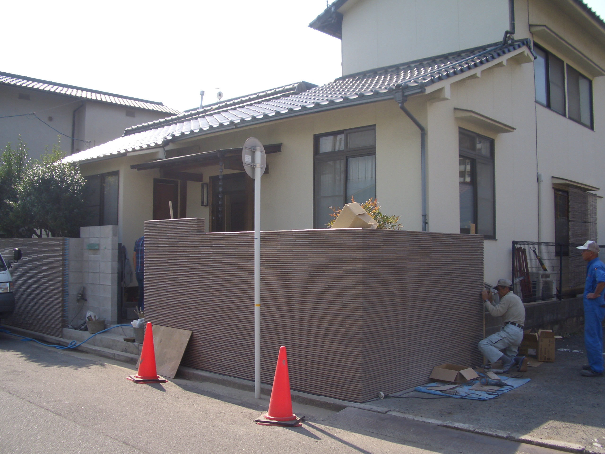タイルを貼っています。　広島市東区　Ｓ様邸　リフォーム工事