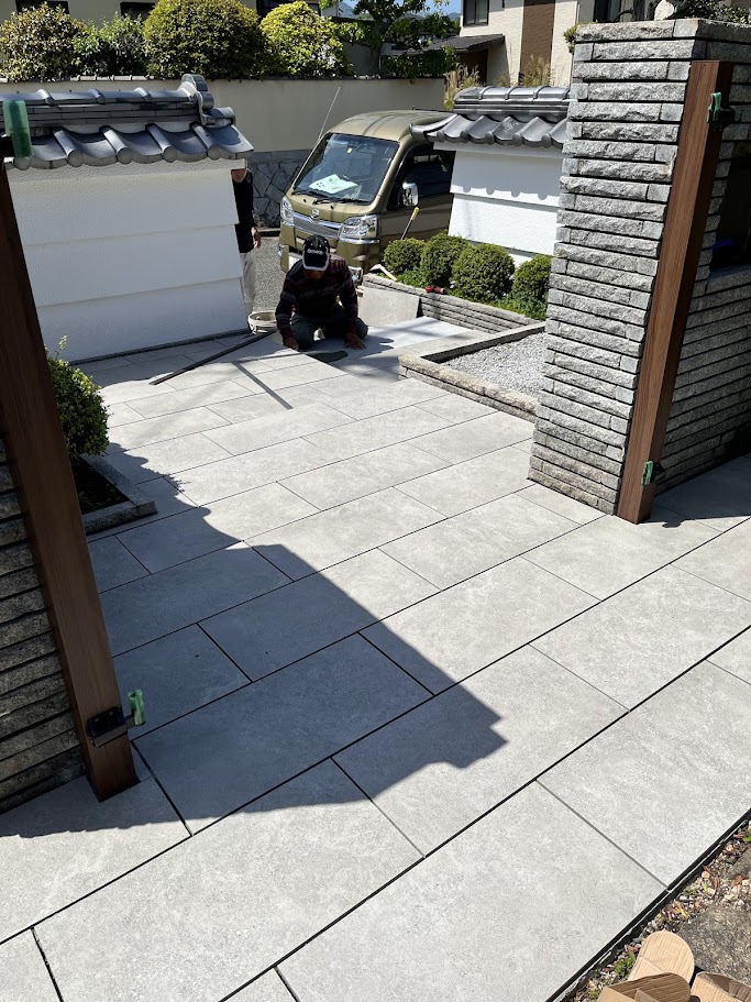 タイルを貼っていきます。　廿日市市　H様邸　リフォーム工事