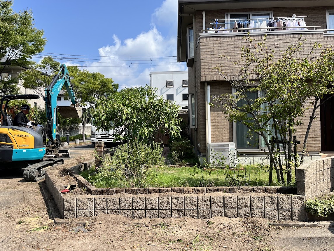 手入れが大変な生垣をフェンスにかえます。　広島市安佐南区　E様邸　リフォーム工事
