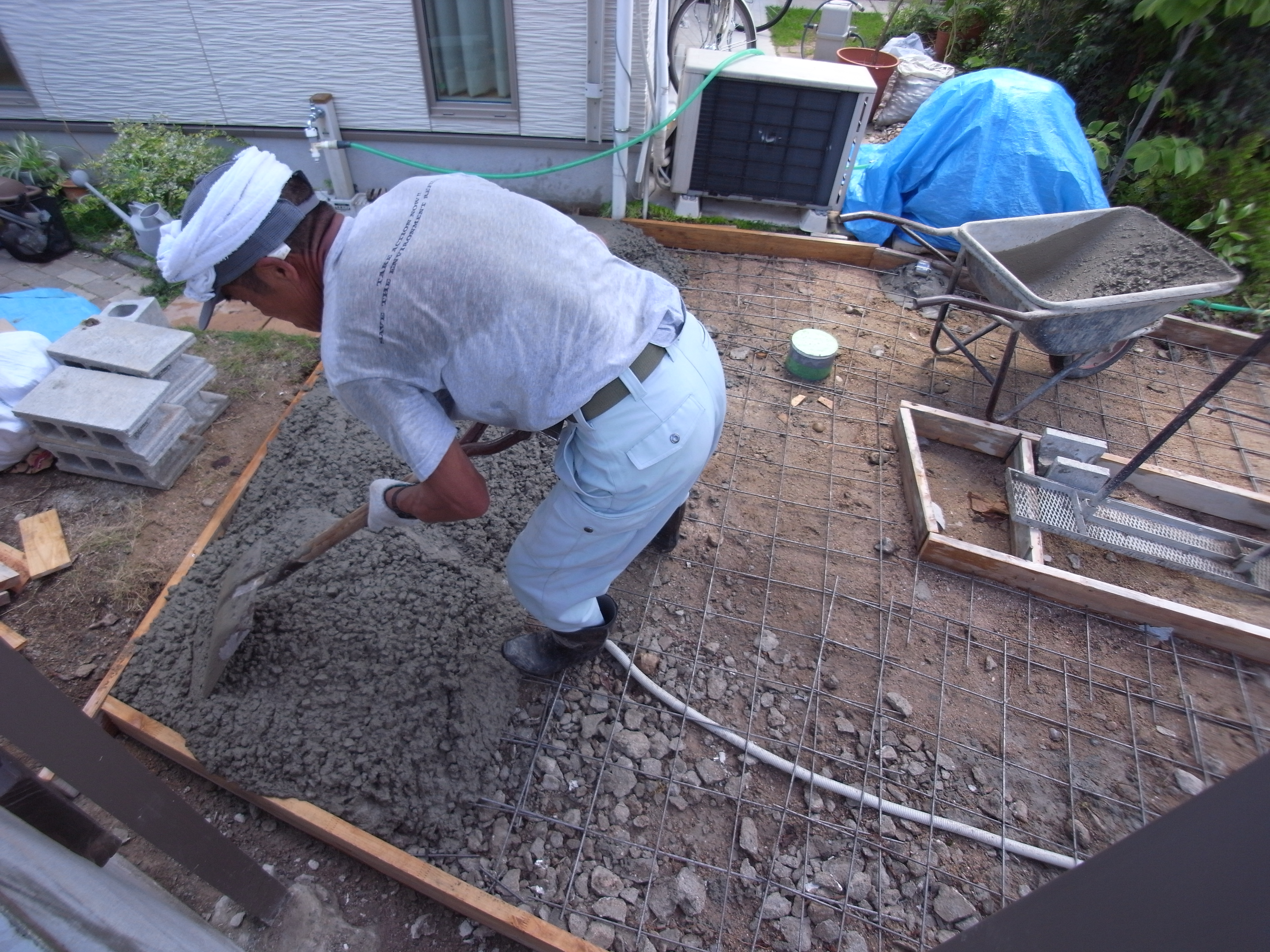 生コンクリート流し込んでいます。　　広島市　O様邸　リフォーム工事