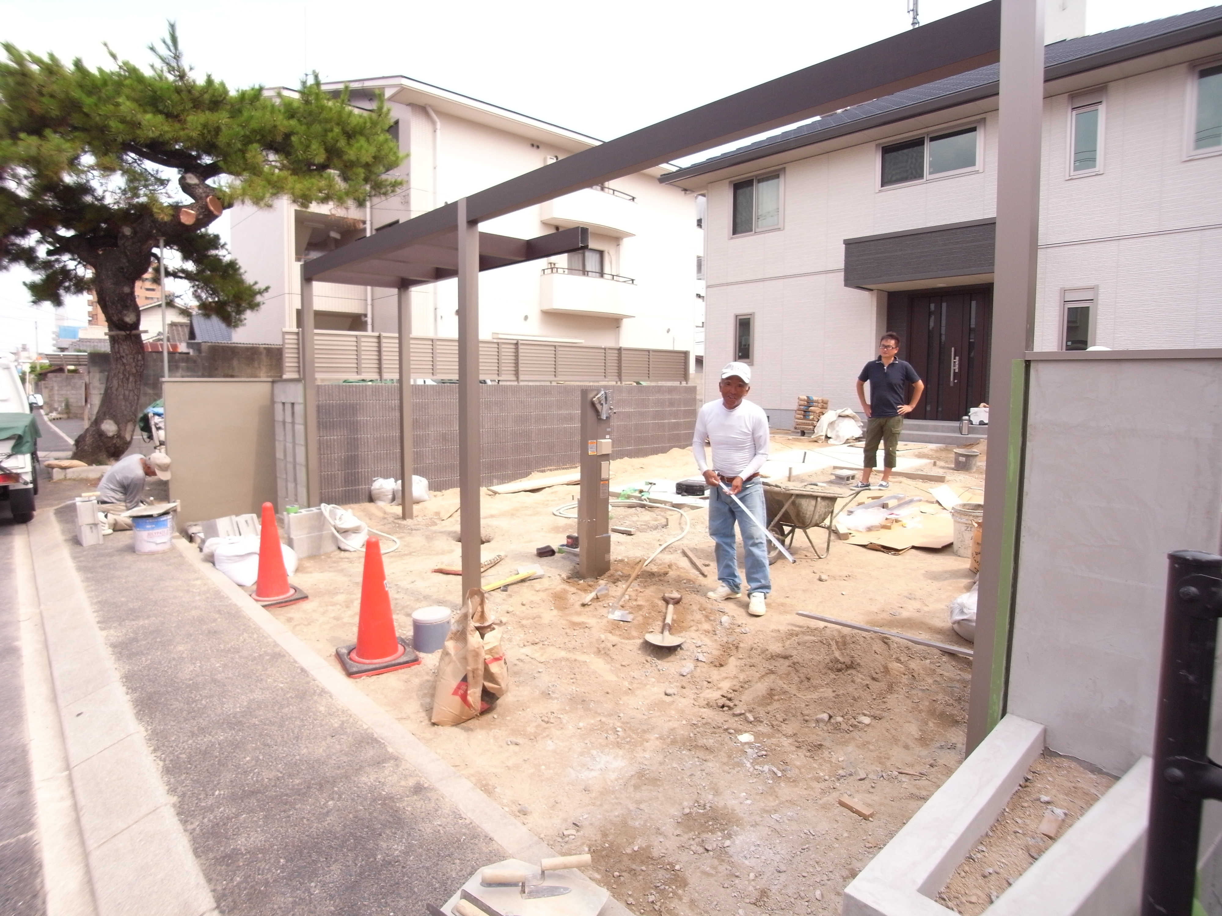 プラスGの施工・オバードア・左官作業をしています。　広島市　T様邸　新築外構工事
