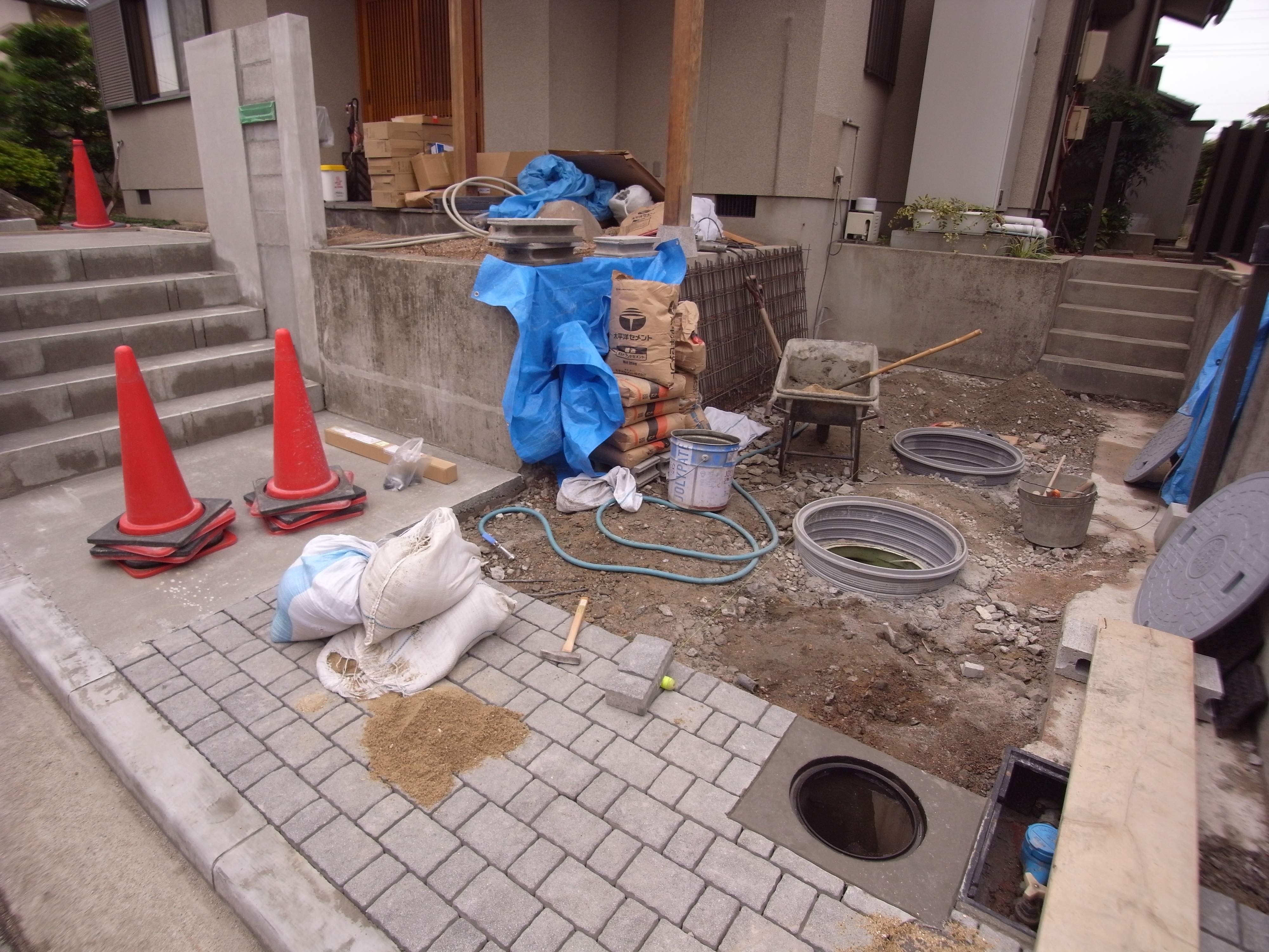 アプローチ、インターロッキング、門壁など段々と完成しつつあります！　　廿日市市　K様邸　リフォーム工事