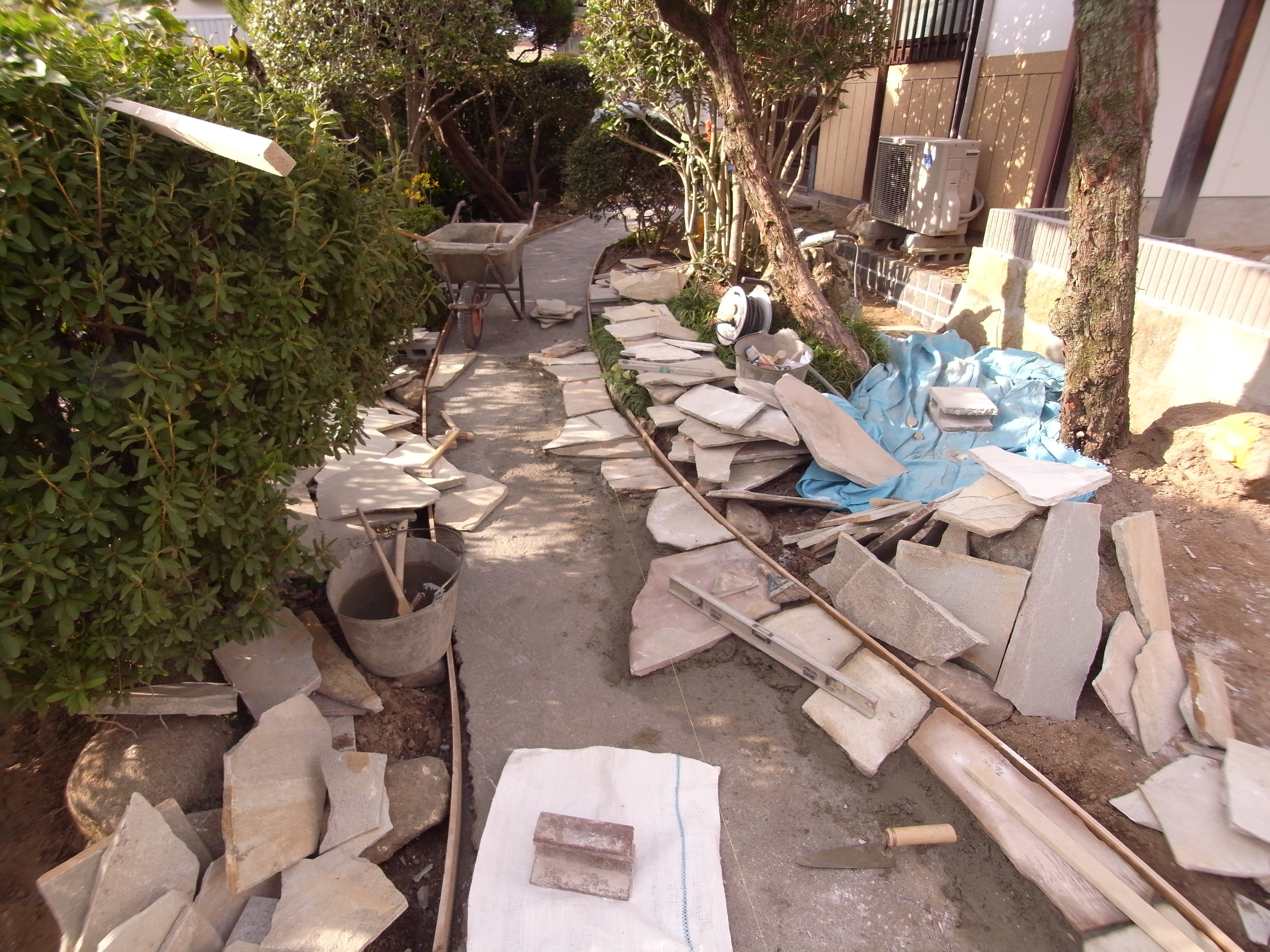 石張りのアプローチ施工中です。　広島市安芸区　T様邸　リフォーム工事