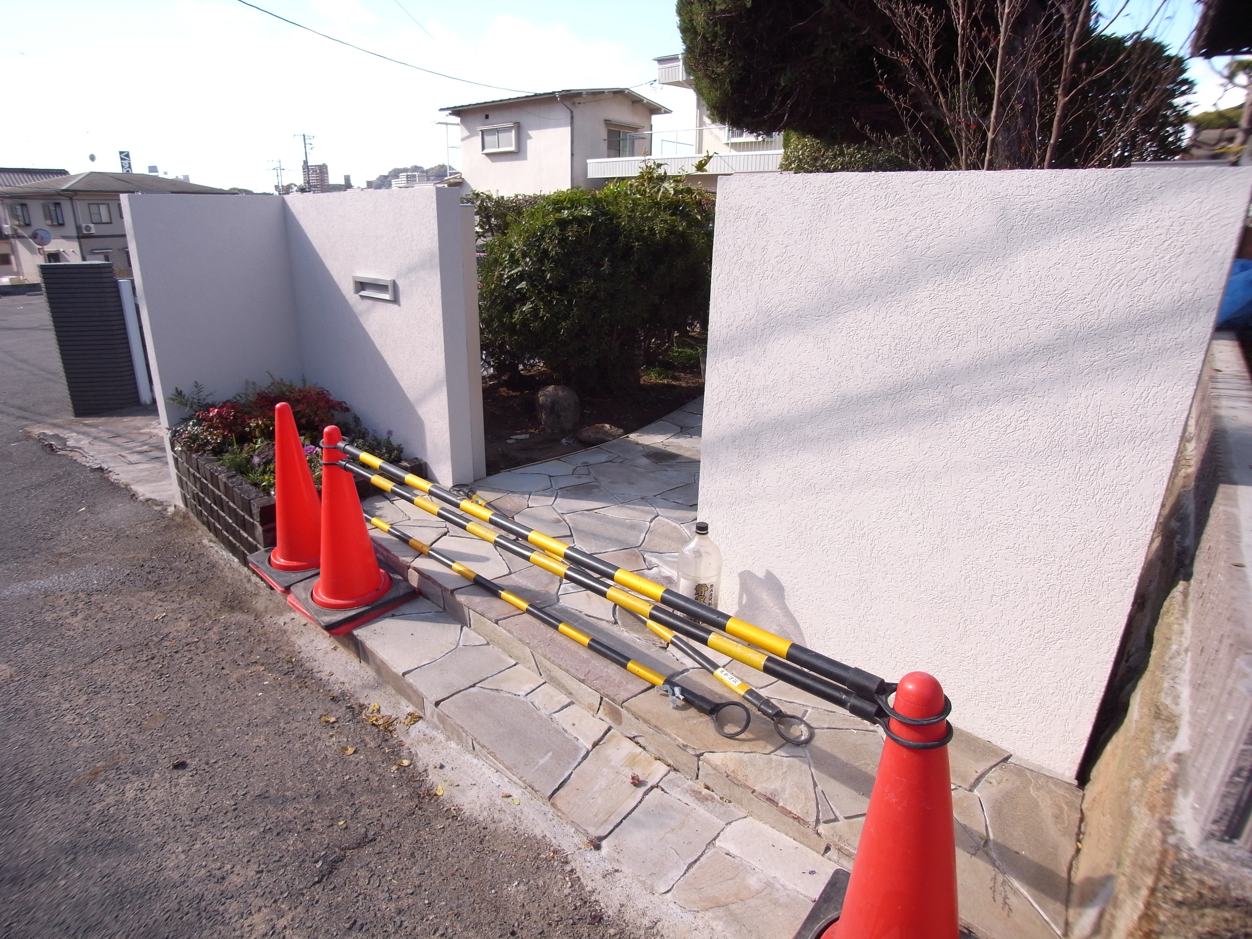 石張りと植裁の作業が進行中でした。　　広島市安芸区　T様邸　リフォーム工事