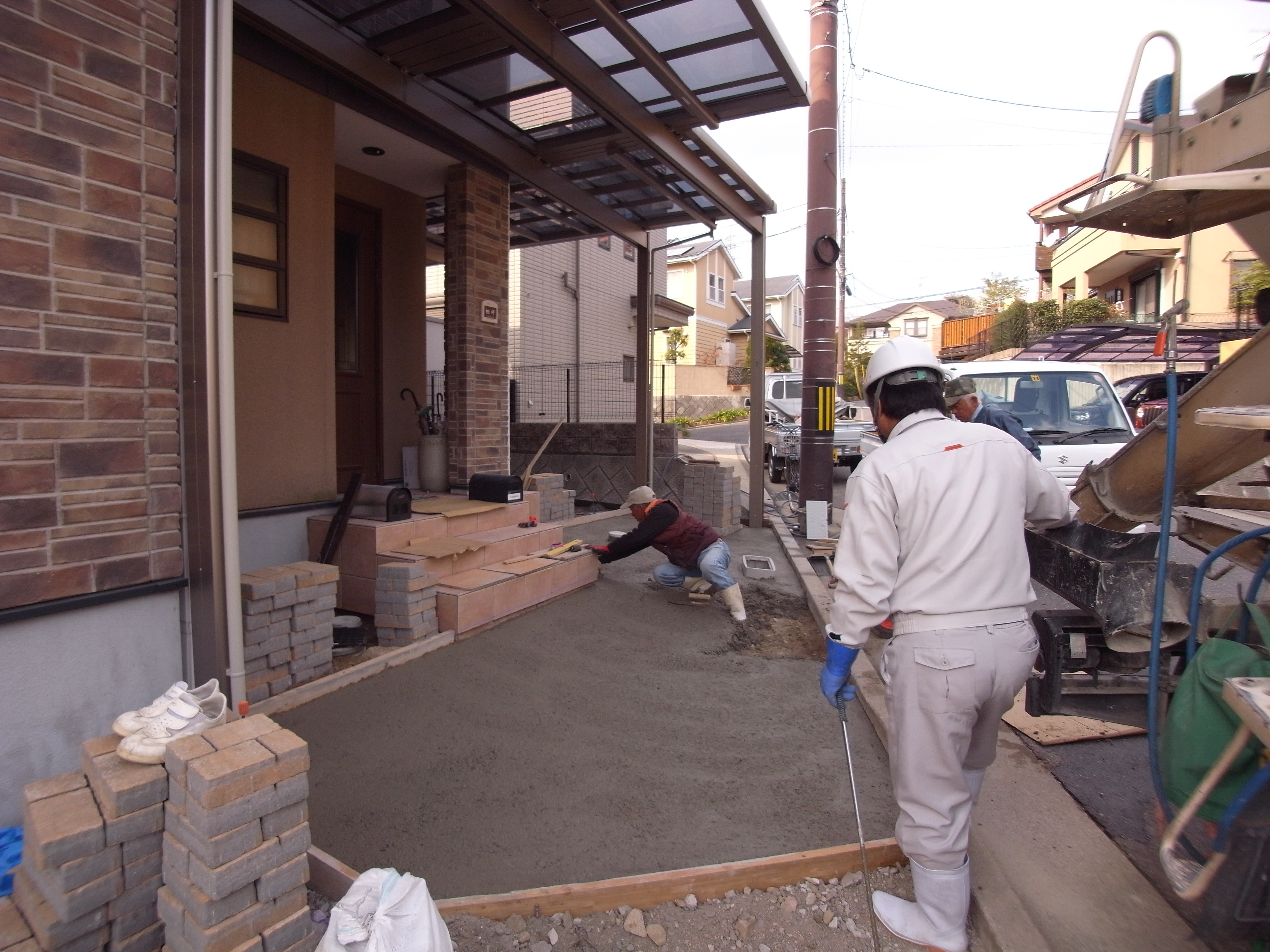 インターロッキング部分を施工していきます。　広島市西区　T様邸　リフォーム工事