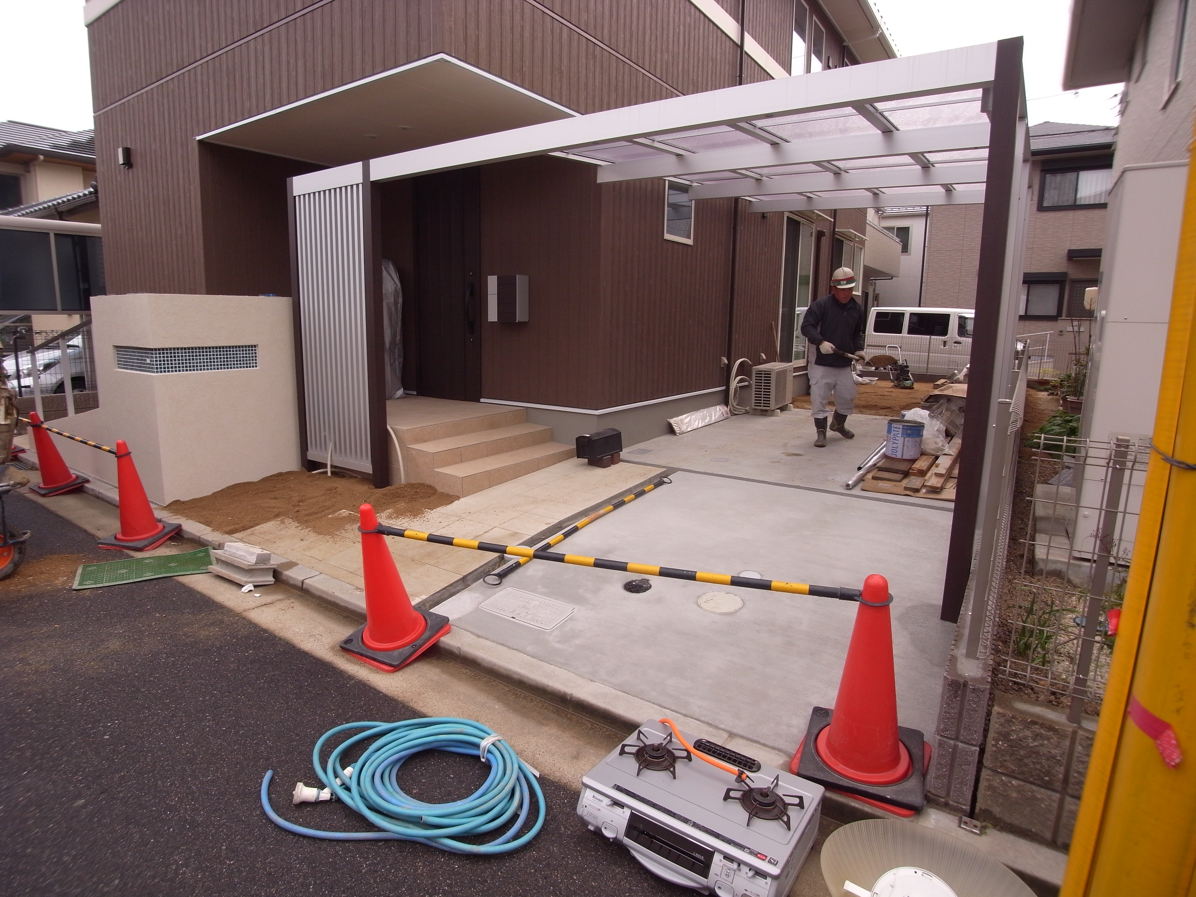整地作業、そしてテラスの施工が進んでいます。　広島市　H様邸　新規外構工事