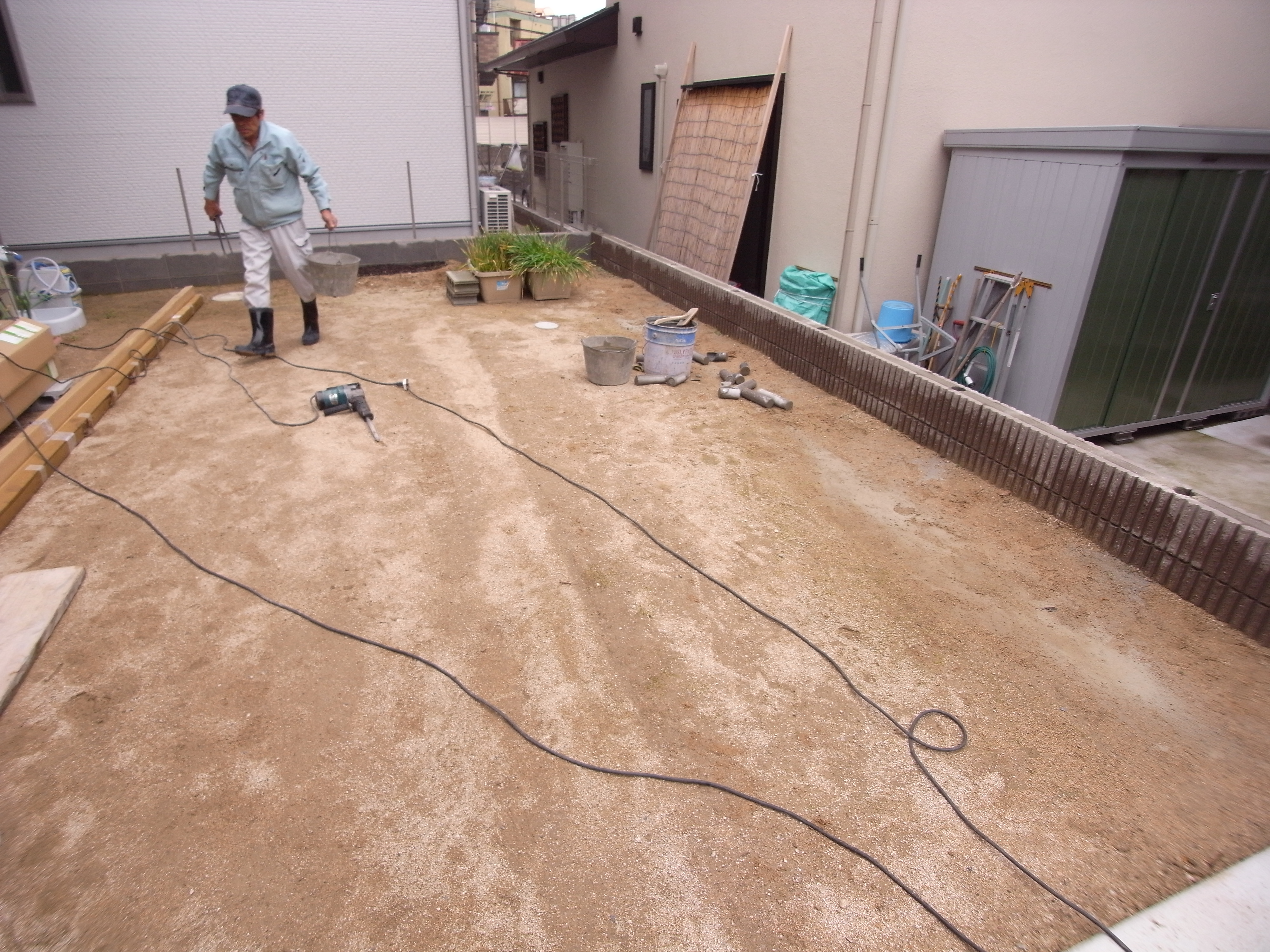 目隠しフェンスを施工中です。　広島市　O様邸　リフォーム工事