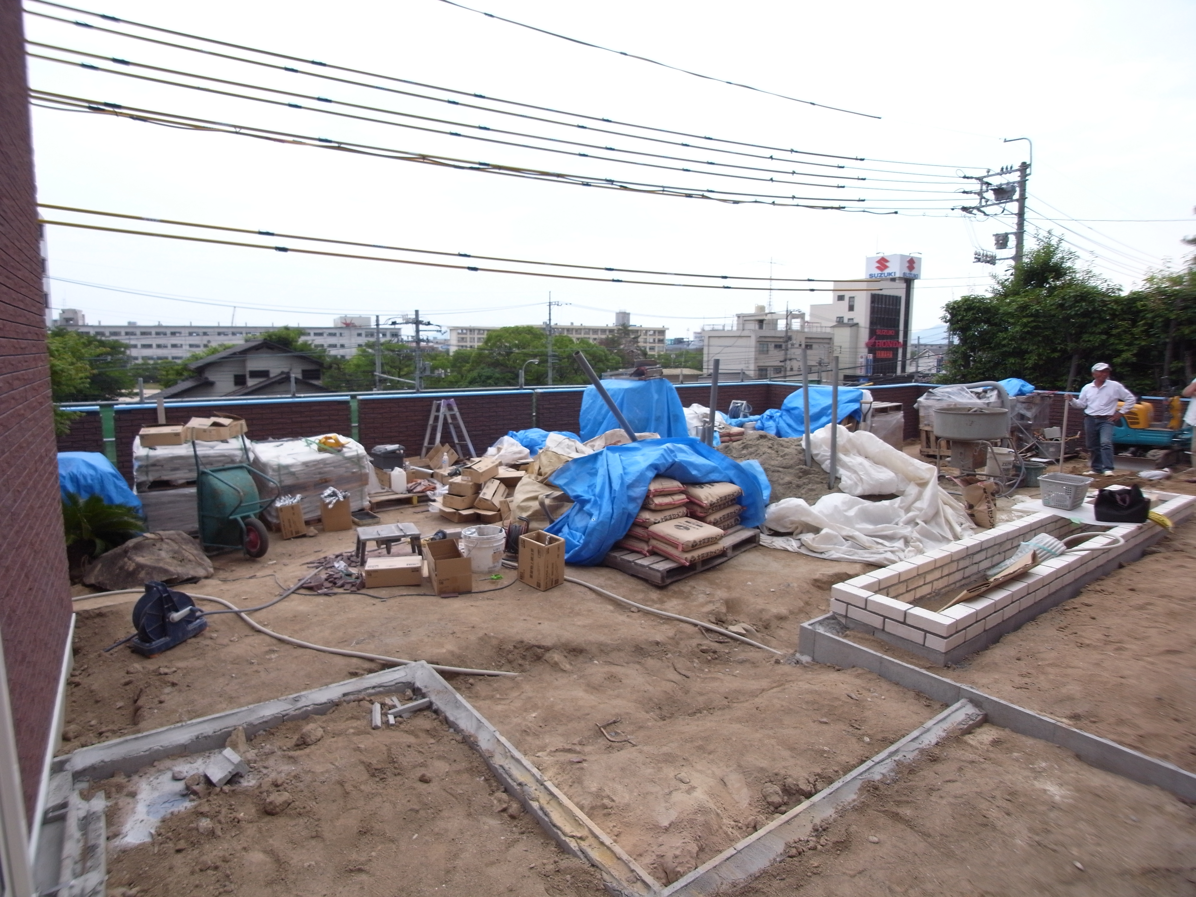 さまざまな作業が一斉に進行しています。　　広島市　S様邸　新規外構工事