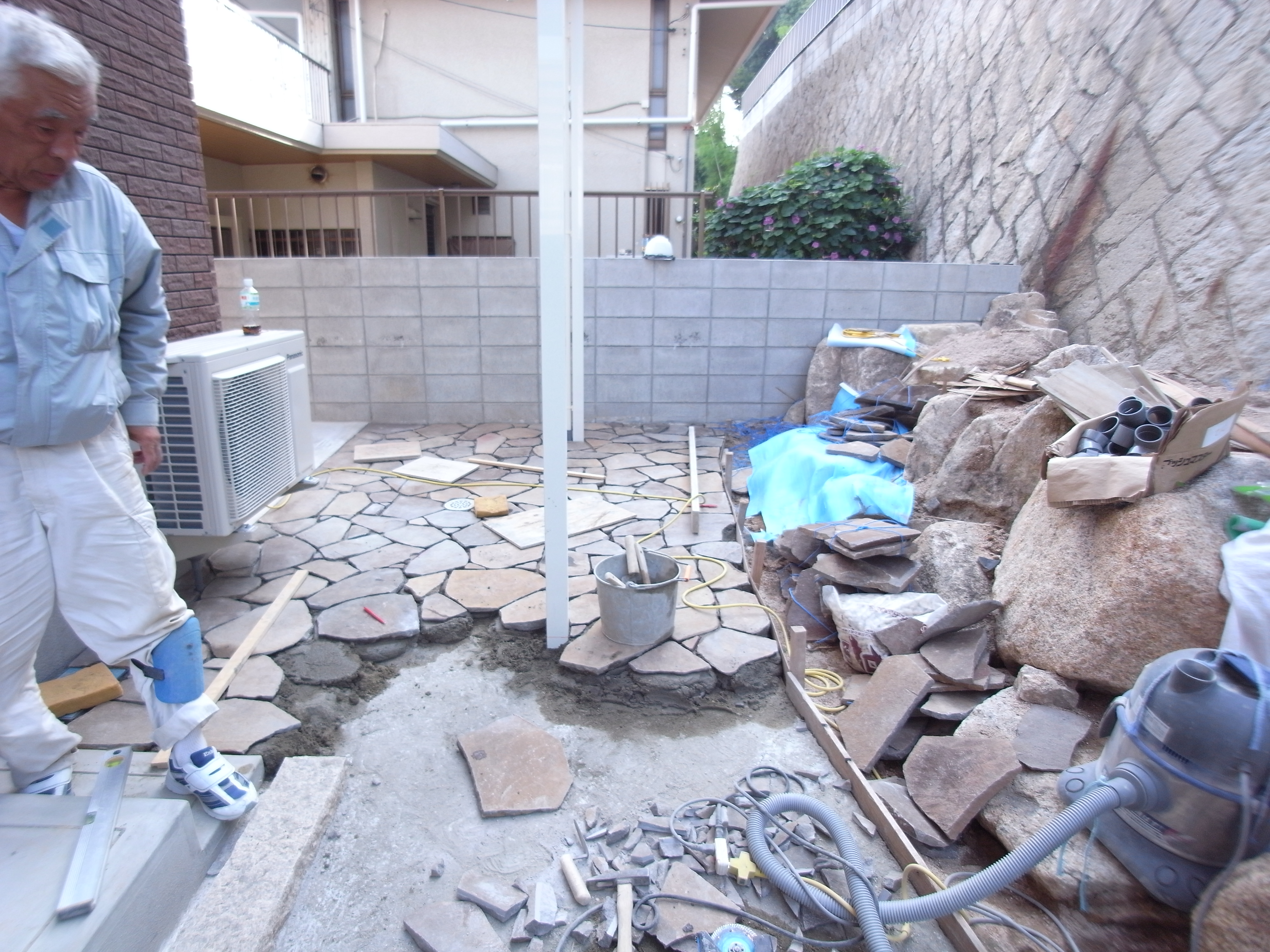 石貼りが着々と進んでいます！　　広島市西区　S様邸　新規外構工事