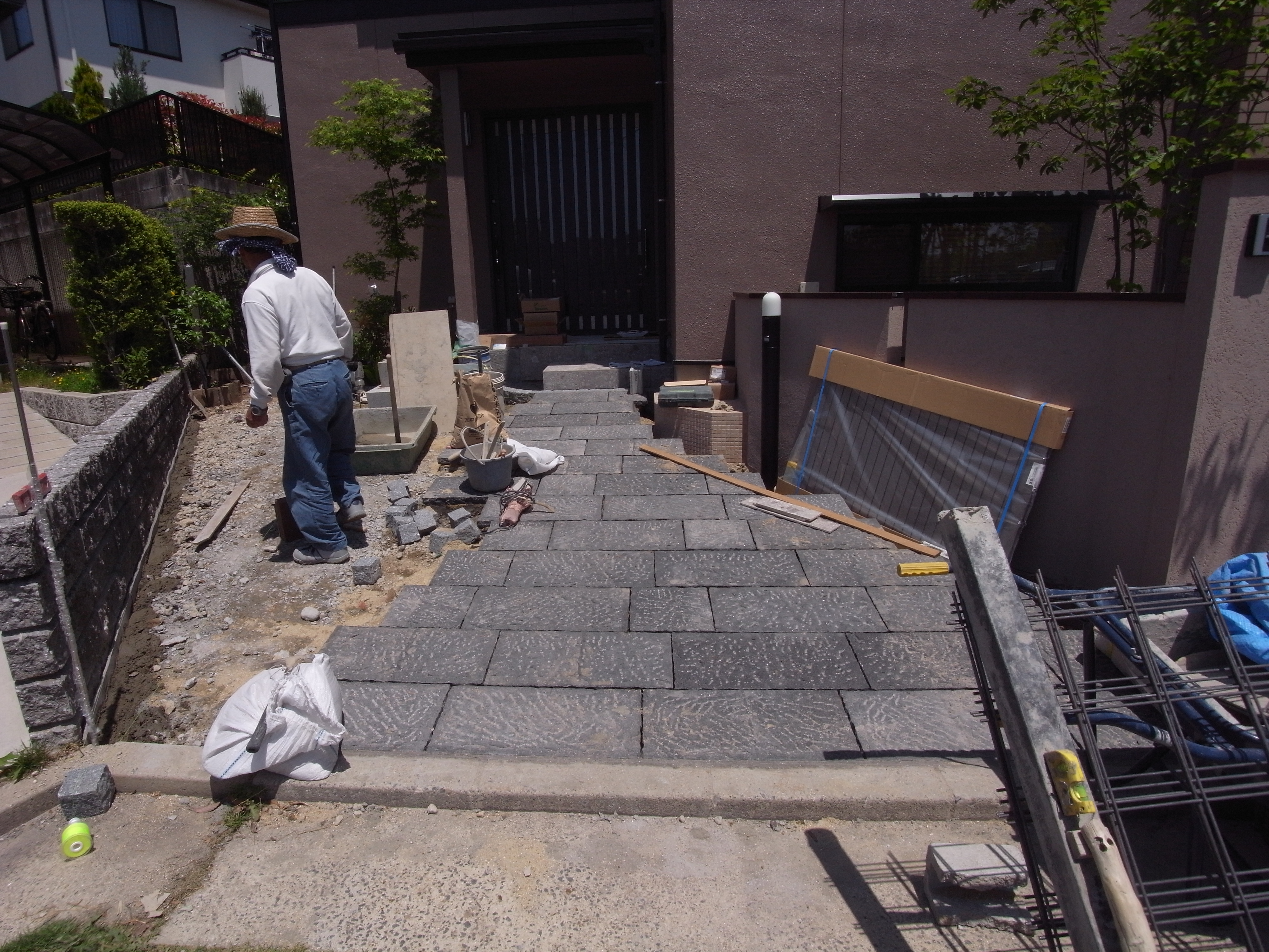 アプローチに御影石の石材が敷かれました　　広島市安佐南区　O様邸　リフォーム工事
