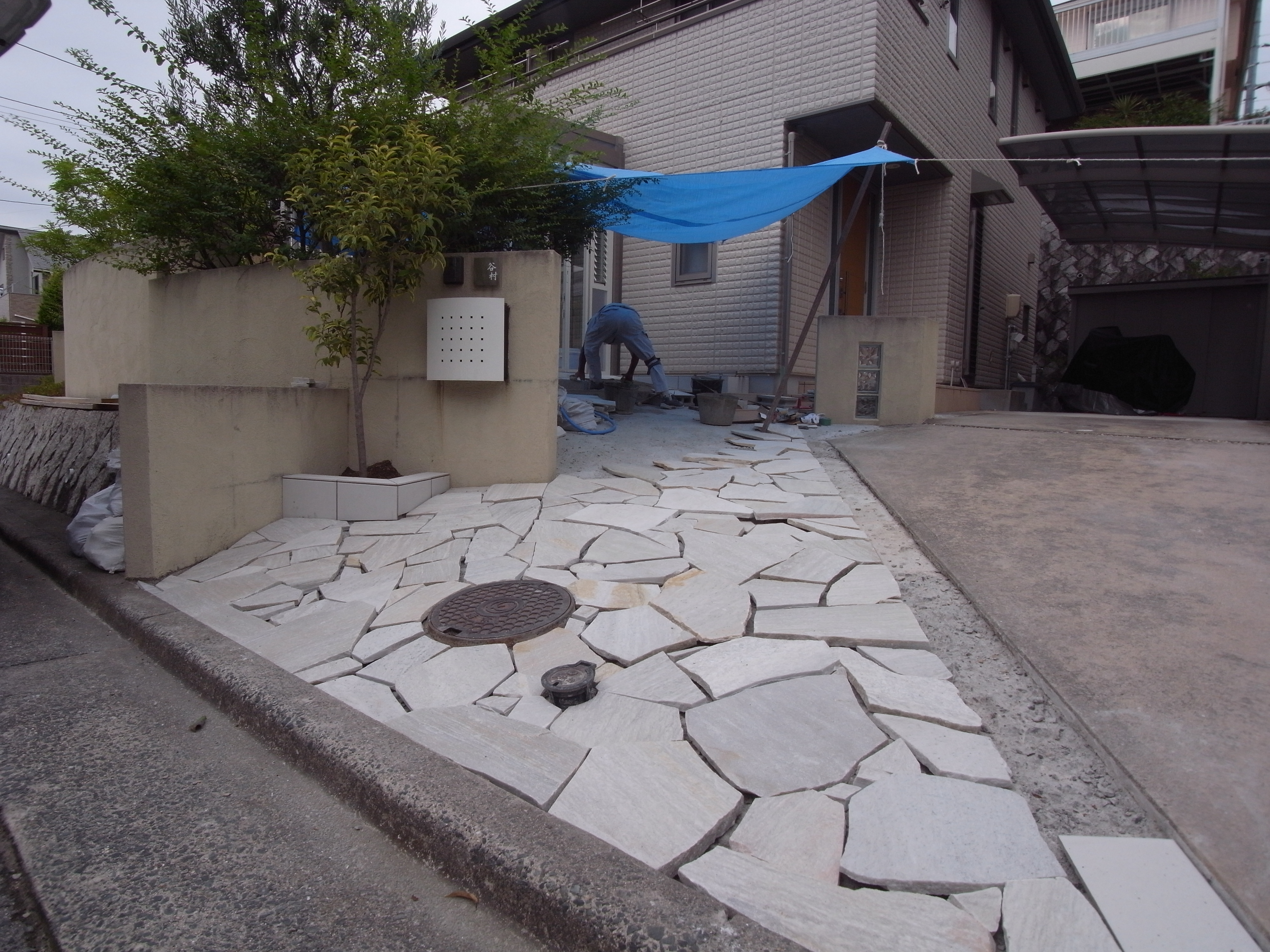 アプローチに乱形の石を貼っていきます。　廿日市市　Ｔ様邸　リフォーム工事
