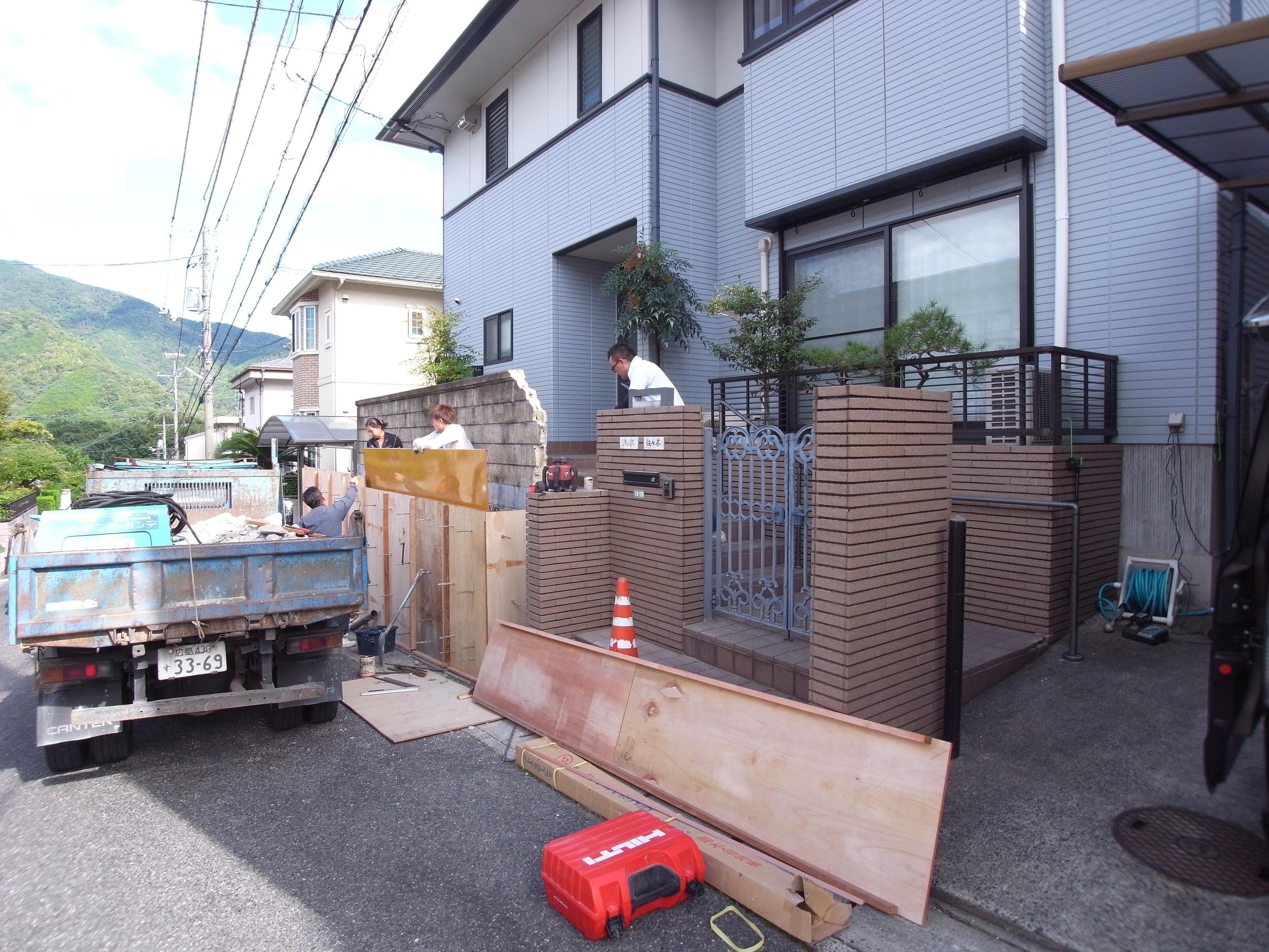玄関周りを一新します。　広島市安佐北区　W様・S様邸リフォーム工事