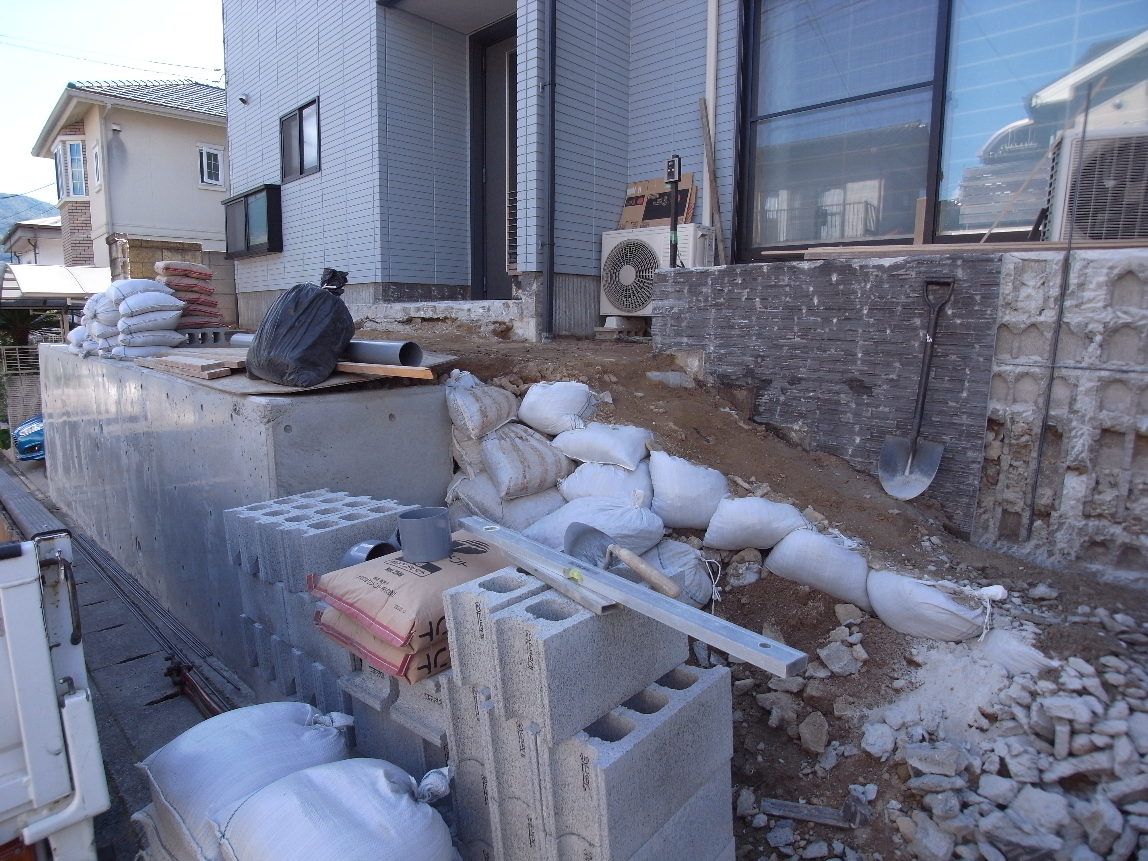 既存の門扉や階段を撤去しました。　広島市安佐北区　W様・S様邸　リフォーム工事