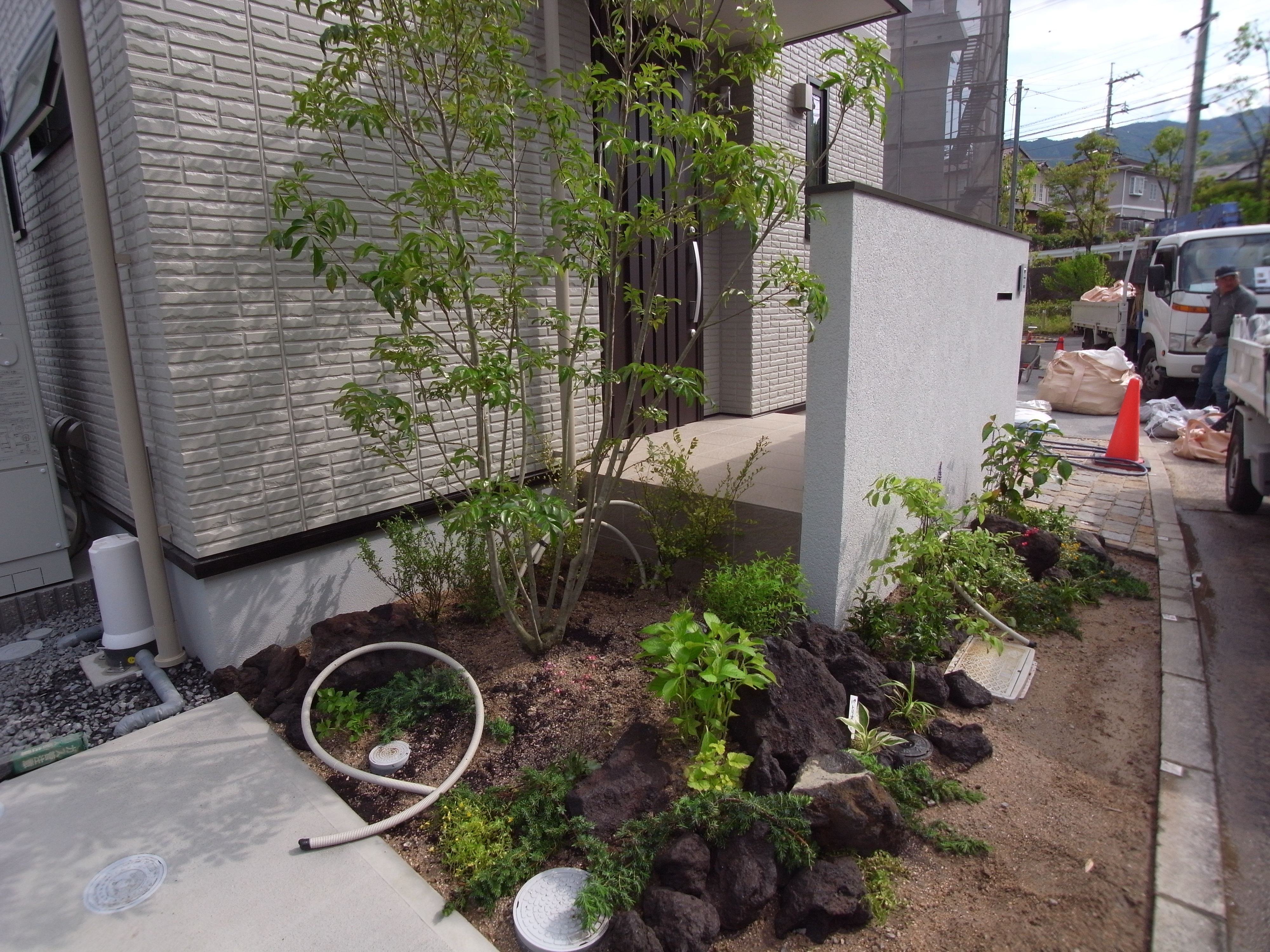 植栽作業スタートしました。　広島市佐伯区　M様邸　新築外構工事