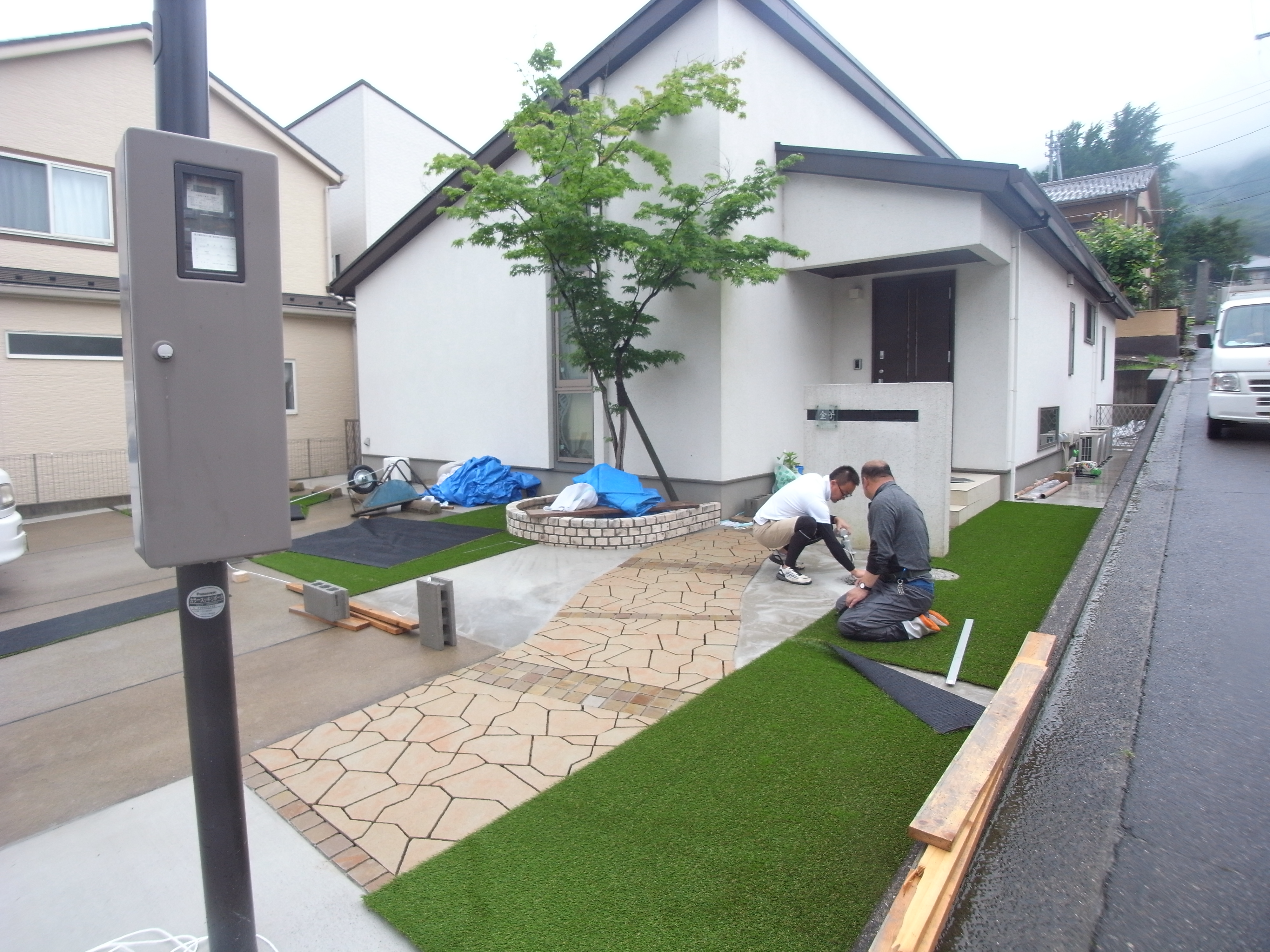 人工芝を敷いていきます♪　広島市安芸区　K様邸　リフォーム工事