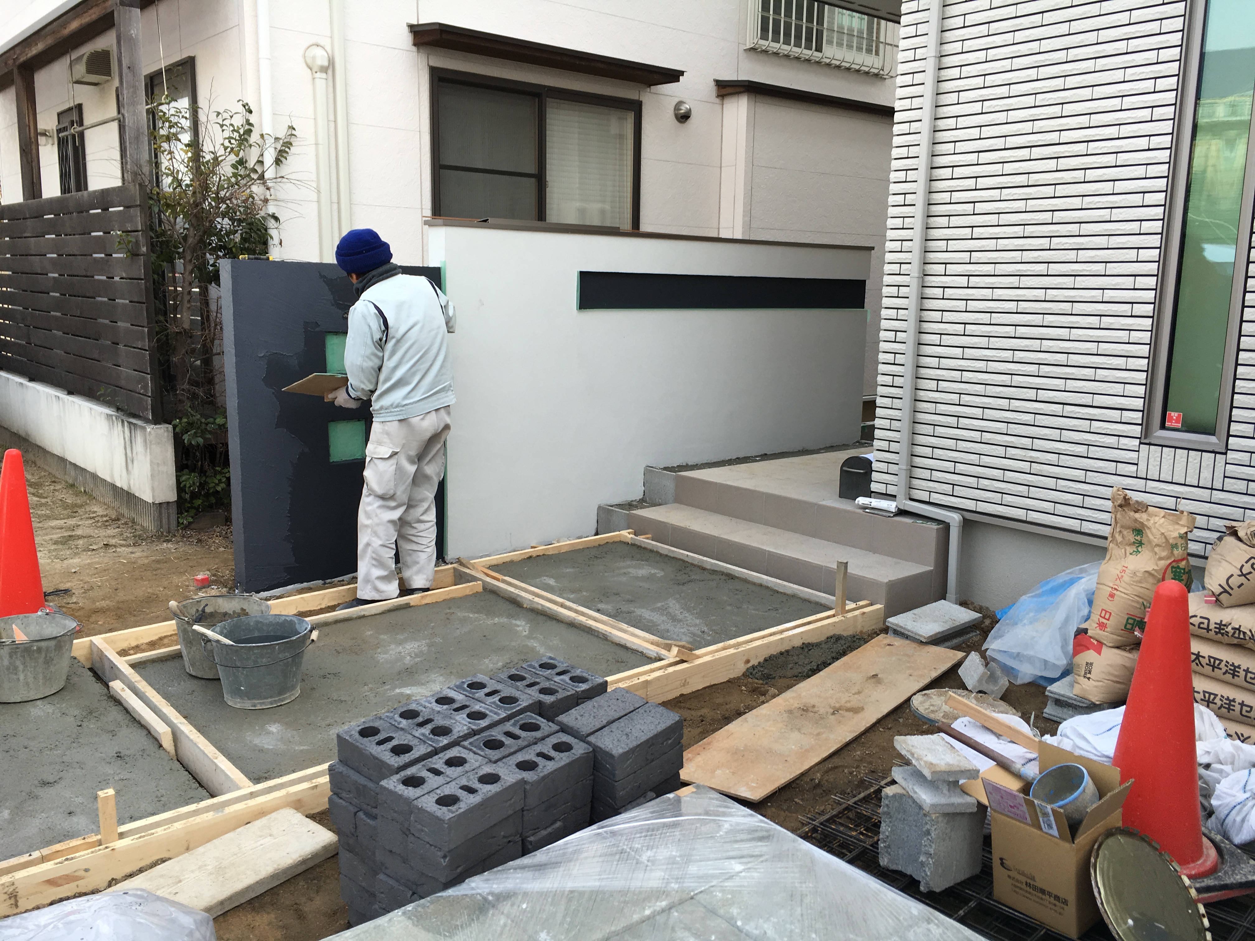 塗装仕上げ中です。　広島市佐伯区　Ｍ様邸　新規外構工事